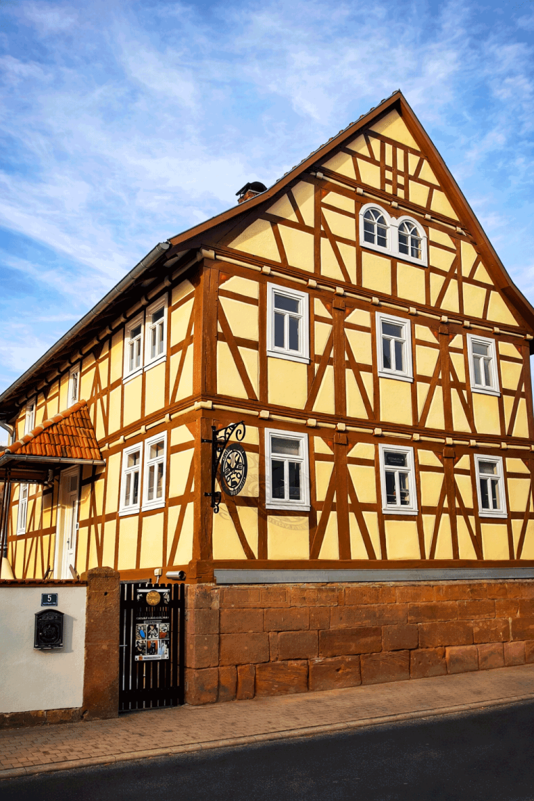 In diesem denkmalgeschützten Fachwerkhaus, erbaut im Jahr 1857, befindet sich auf 80 m² im Erdgeschoss unser Atelier.